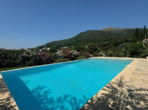 Côte d'Azur villa d'architecture méditerranéenne Vence entre mer et montagne